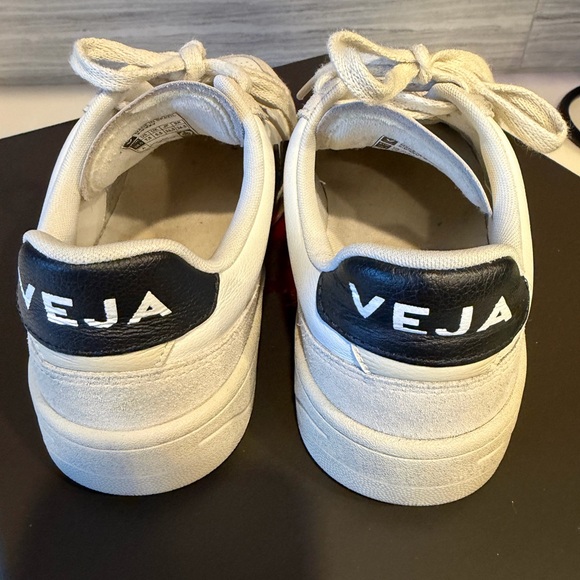 Veja Women’s Cream and Black Sneakers - Picture 4 of 8